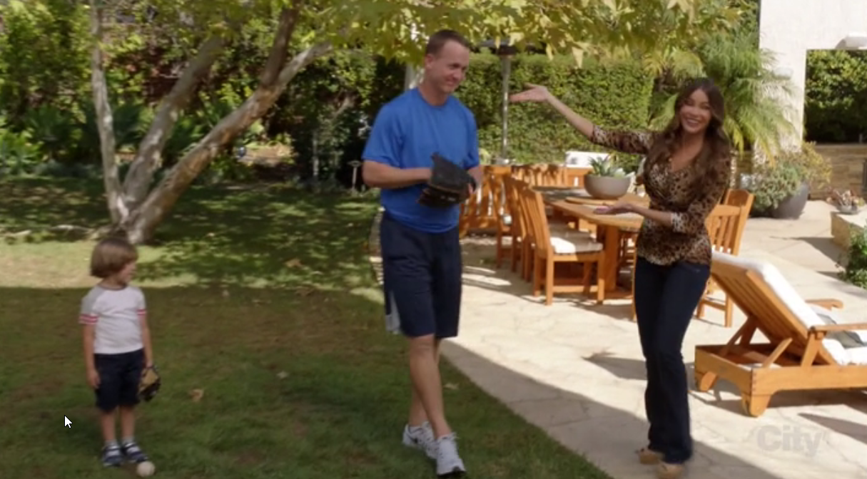 modern-family-gloria-joe-backyard